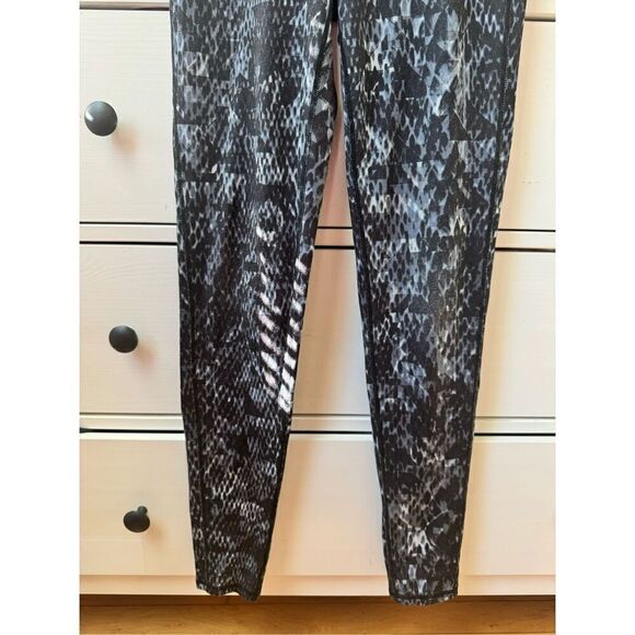 ATHLETA Chaturanga High Rise Black/Gray Cobra Snake Print Leggings size S - Picture 11 of 13